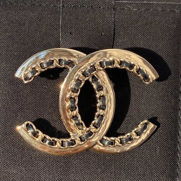 CHANEL 2022P GOLDEN TONE CC LOGO BLACK LEATHER CHAIN BROOCH PIN CHARM - Picture 7 of 15